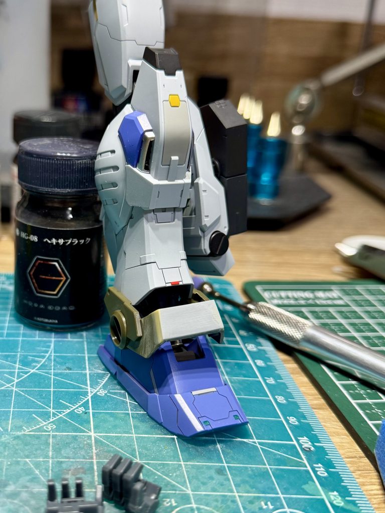 アングルバックルは、純正だと左右がまさかの切り離された状態(笑　ちょっとカッコ悪いので、後ハメして、きちんとくっつけました。1mmプラ板で厚みも追加。