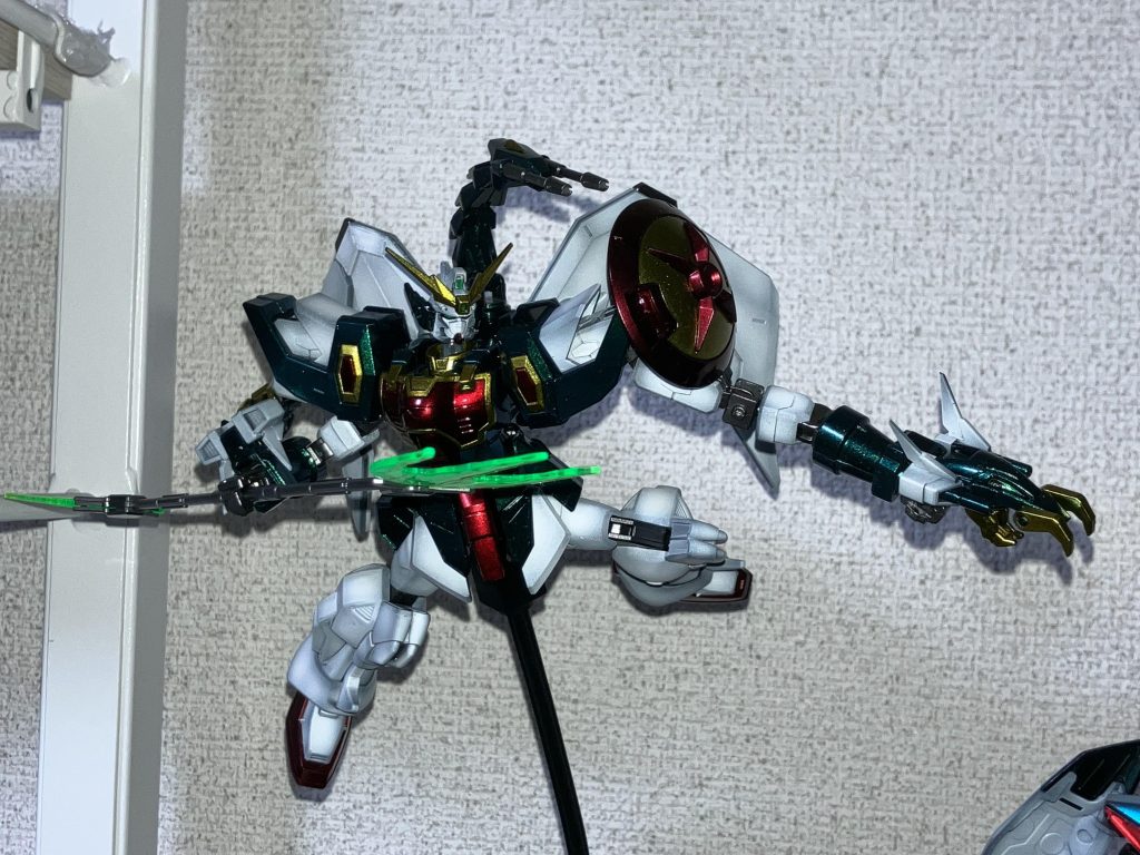 アルトロンはホワイト部をつや消しの黒立ち上げ、その他を光沢にしてみました。クリスタルカラーのターコイズグリーンがピッタリでした。黒立ち上げのために0.2mm口径のハンドピースを導入したためウイングゼロよりグラデーションが細かい(はず)