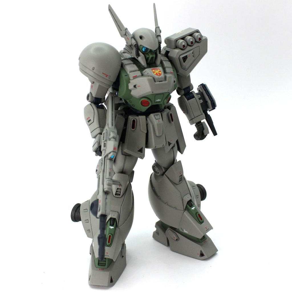 主に以下のように少しだけ手を加えて、キットの魅力の底上げを目指して制作に取り組みました。・グレーの成形色が自分のイメージと違ったので塗装・各部スラスター噴射口の開口・頭部後ハメ化&合わせ目消し・ビームライフル後ハメ化&合わせ目消し