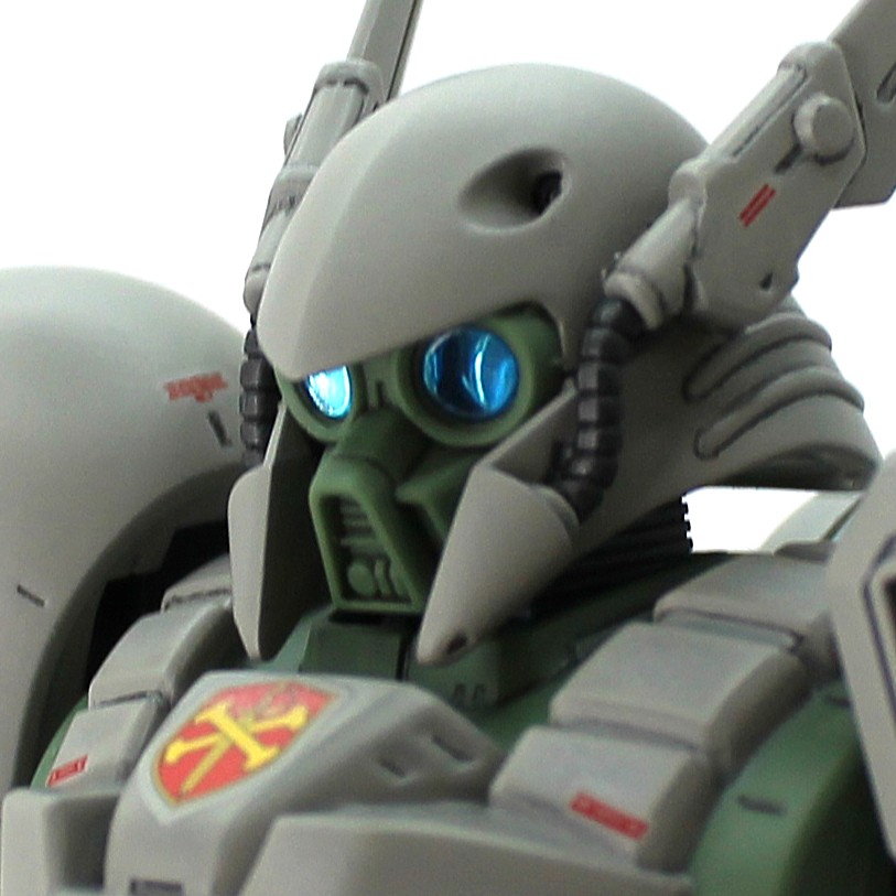 あとは細かい所ですが、頭部の「頬」の内側のヒケ逃げ部が外観に出ているので、肉埋めしました。ここは上述の合せ目の出る部品なので、先にここを肉埋め、整地してから合わせ目接着した方が作業はしやすいと思います。