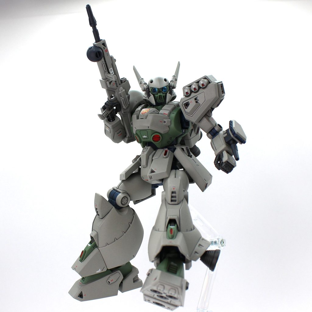 一部サブマリンゲートで外観に出ないようになっていましたが、基本的にゲート部は外観に出る上、濃色の成形色で白化が目立つので、成形色仕上げにしたい場合はゲート部処理は細心の注意を払った方が良さそうです。ただ、ゲート面積は全体的にかなり絞られていて好印象です。本キットはPSの方も少し柔らかめな印象なので、切れ味の良いニッパーでスパッと切れば白化は最小限に抑えられると思います。大型のスライドや入り組んだ多色成形等はランナーを見ると分かりやすく目に付くので、SNS等でよく金型技術を称えるコメントは見ますが、繊細なゲートや材料の加工のし易さ等、射出成形技術と材料も着実に進化しているのだと感じます。