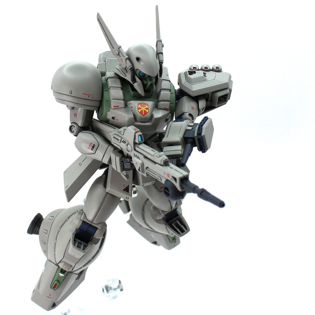 各部のスラスター噴射口のモールド穴は浅いので、ドリルで穴を空けました。左腕ビームガンも銃口にスライドが入って開口されていましたが、ちょっと底が浅かったので追い掘りしました。あとは左肩のミサイル同士の間を繋ぐ余肉が外観に見えるので、切除しました。素組みでも十分な完成度ですが、ちょこちょこ小加工&部分塗装とデカールで情報量を増す事で、手軽に見応えUPできますね。