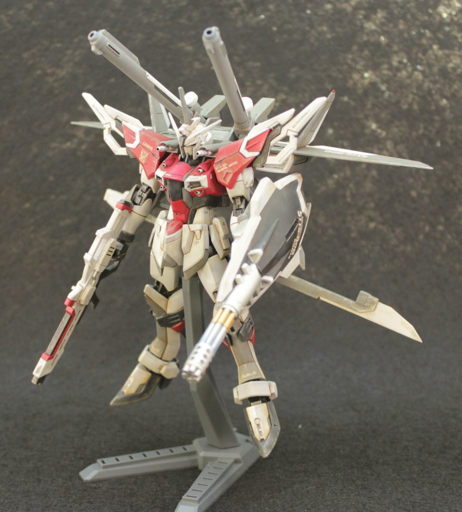 ソードインパルス風にしたくて,諸先輩方の作品を参考にしながら赤と白を基調に塗装しました。ウェザリングするかは最後まで悩みましたが,後で見た時の面白味が欲しくて汚しを入れることにしました。