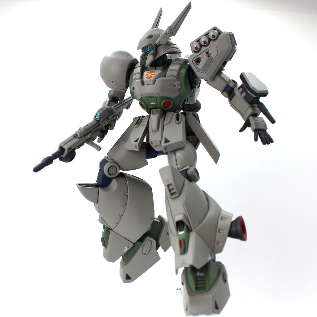 ライフルのフォアグリップですが、うっかりランナーから切り取るのを忘れて捨ててしまいました(泣)運悪くゴミ出し日の前夜にゴミ箱に捨てたので、翌日気付いた時にはすでに遅しでした。。。代わりにジャンクボックスに転がっていた適当なグリップ部品を加工して取り付けました。