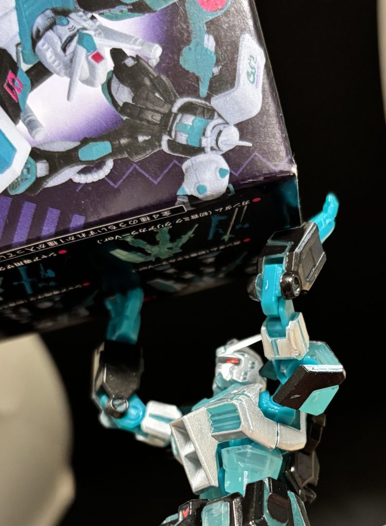 最初に買った時はたくさんあったのに、土日挟んだ5日後には全然ない…3店ハシゴしてやっと発見！2個！7/8の確率で色付きのやつが2個も…  な訳もなく。むしろアソート解析した奴がクリアだけ残した可能性のほうが… しかし現場の彼はやっと見つけて興奮中！１つ買うか２つ買うかで迷ってる模様！ アホか〜〜！！今すぐ彼に叡智を授けてあげて〜