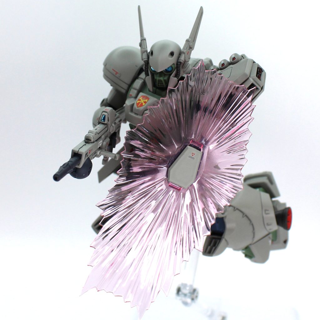 手持ち武装はビームライフルとサーベル、ビームシールドのみですが、そもそも劇中でこれしか持ってないのでしょうがないですね。オマケパーツでパレード用スリッパが付属しますので、コックピット開いてパレードの場面を再現したいと思ったのですが、結構切り刻む事になりそうなので勇気が出ず止めました。(この写真、シールドジェネレータの向きが逆ですね...)