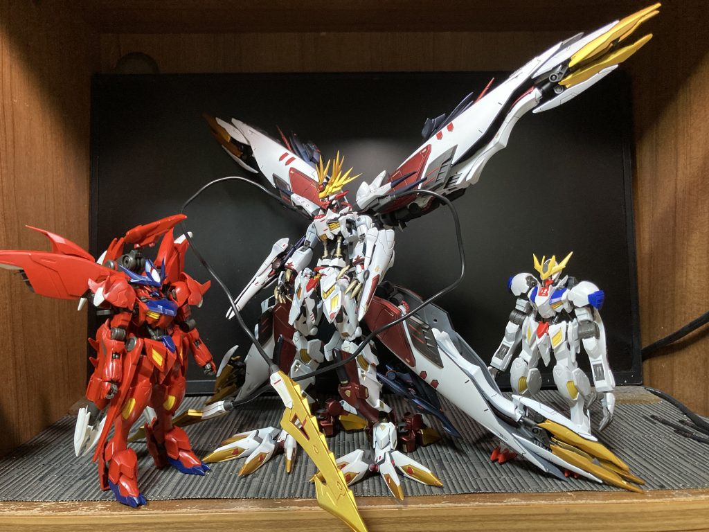 大体足一個分で元のレクス1機分の大きさアメイジングと比べてもそのままつけてればこうなりますwやっぱり3代目メイジンカワグチは天才ですね笑カラーリングは光沢黒から白プレミアムガラスパール→クリア赤プライマリーメタリックパール→ディープクリアレッド青黒プリズムブルーブラック→ディープクリアブルー+クリアバイオレット紫プリズムブルーブラック→クリアパープル金スターブライトゴールド→クリアイエロー関節グラファイトブラック差し色はシタデルカラーのエビルレッドとTAMIYAの墨入れ黒になりますハシュマルとレクスの合わせで結構いいカラーリングに仕上がったと思いますここまで見ていただきありがとうございますこれからも色々投稿していきたいと思いますのでよろしくお願いします！それではまた！次のガンプラでー！