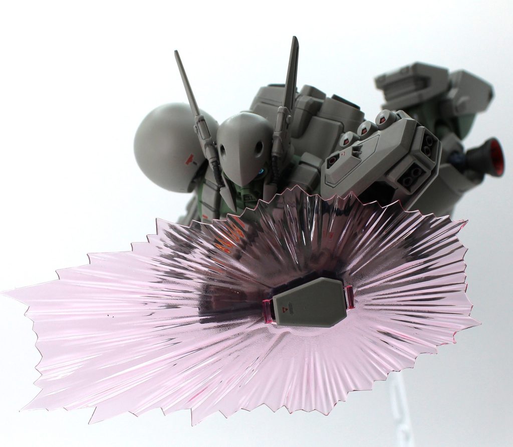 デナン・ゲーと言えばジェガンの頭をサッカーボールキックするシーンが印象的ですが、頭を飛ばされたジェガンは面倒な事に各部形状が独特なR型なんですね。R型は現状1/100で未モデル化、MG化済の逆シャアジェガンやD型からの改造も大変なので、おとなしくR型がMG化される日を待とうと思います。現状ジェガンが無いので、もう一つ印象的なコロニーの狭い通路を下向きで下降してくるシーンをオマージュです。この後のシールド収納しながら周囲警戒→デュアルセンサーピピッ、という一連の動作は痺れるカッコよさですよね。