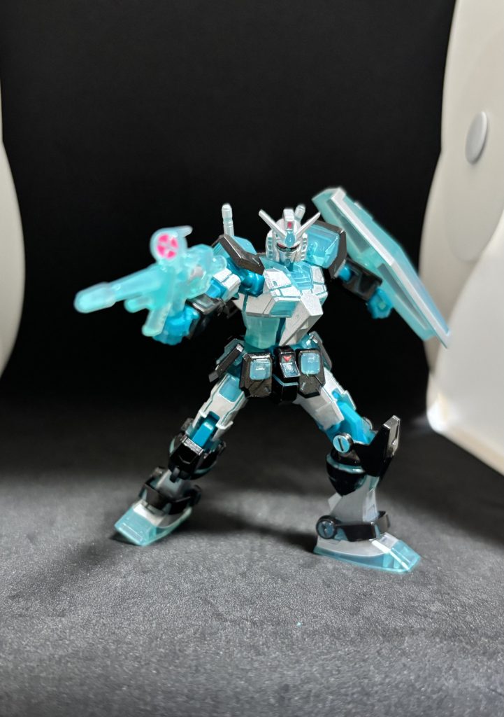 箱売りが出たと聞いてとりあえず最寄りへさすが高級ガチャ。大量の在庫アソートはミクガンダムとミクザク、クリアのガンダム、ザクの4種欲しいのは色付き！当たり確率は2/4！ これ…２つ買えば？馬連4頭BOXの法則で組合せは6通りクリア×クリアの組合せは１つ！5/6で色付き出るww勝ち確！3,000円でも勝負ですな！（税抜）