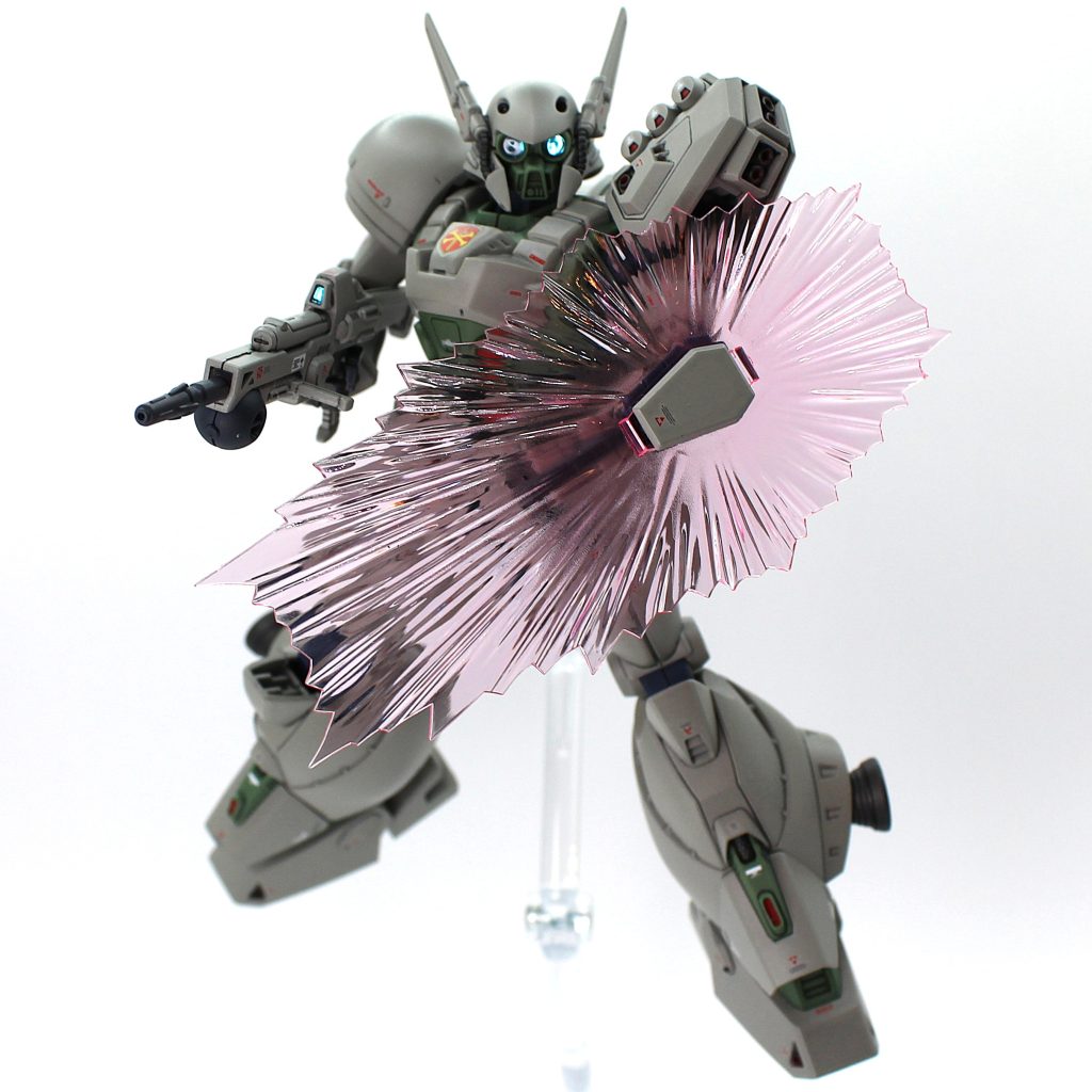 最新のキットらしくABSとポリキャップは無し、PSとKPSのみで構成されています。パーツの合いは良好、関節の硬さもちょうど良く、ガンプラとしての基礎的な構造部でのストレスや調整は皆無でした。シールドが肩に干渉して持たせづらいという意見をSNSで結構見かけましたが、本機は肘が二重関節&ロール可能で所謂「ガワラ肘」が出来るので、上手くガワラ肘を使えば綺麗に持たせられました。ビームライフルの保持もガワラ肘のおかげで快適でした。