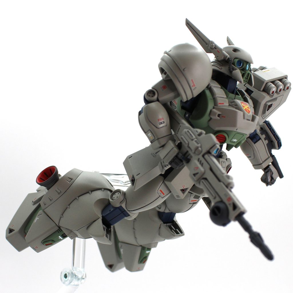 特に頭部の可動範囲が非常に広いのが嬉しいですね。ガスマスク顔なので、モノアイのように「目」の向きで演出が出来ないので、顔がグリグリ動くとポーズの幅が確保できます。握り拳と平手はビルダーズパーツの連邦系を使いました。