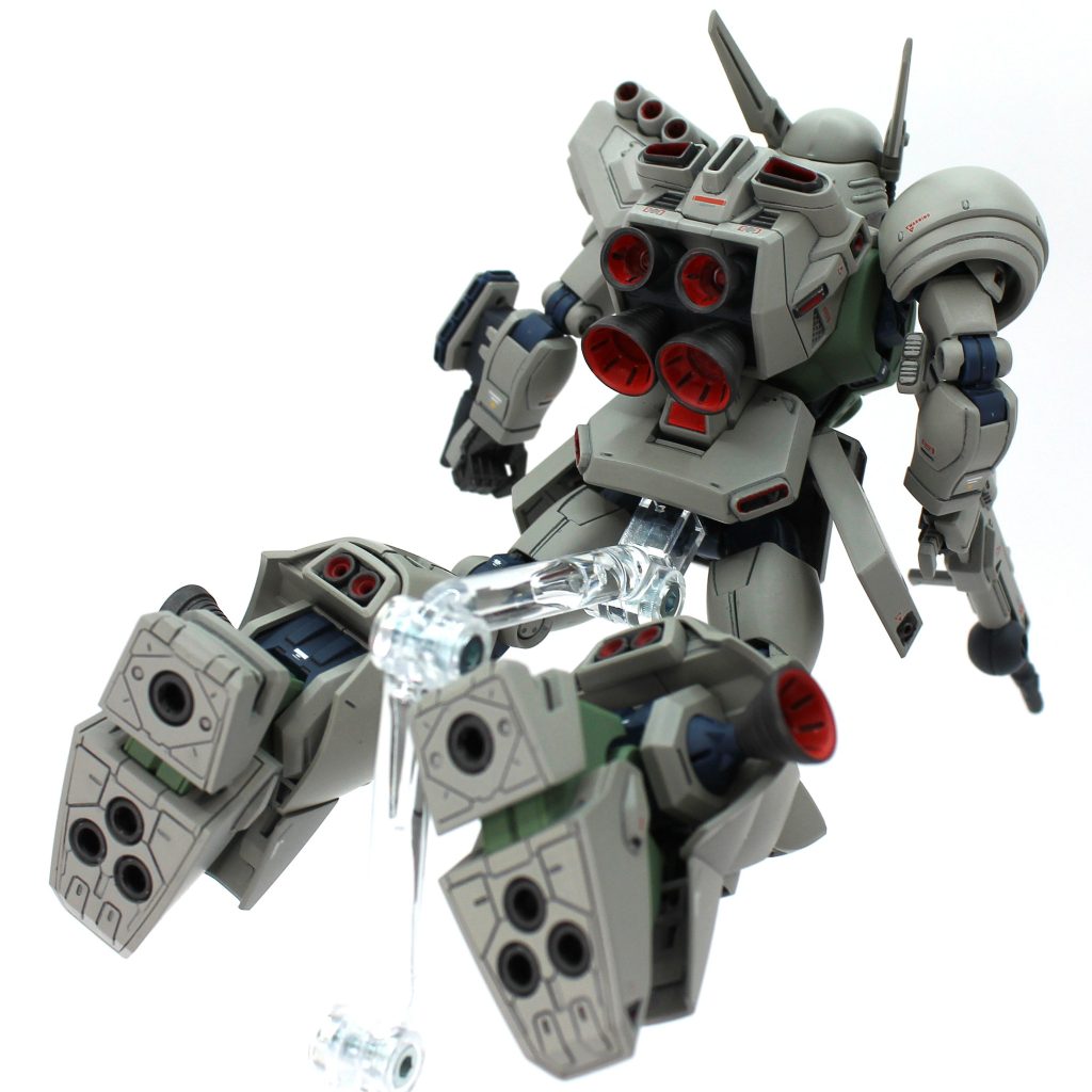 腹部等のグリーン部、関節のブルーグレーは成形色のままです。バーニアの内側等、特に赤い差し色となる部分が悉く成形色では省略されているので、筆塗り部分塗装で対応しました。デナン・ゲーはアポジモーターやスラスターが沢山あるので、1個1個はチマチマしていますが、完成してみると結構効果を感じます。