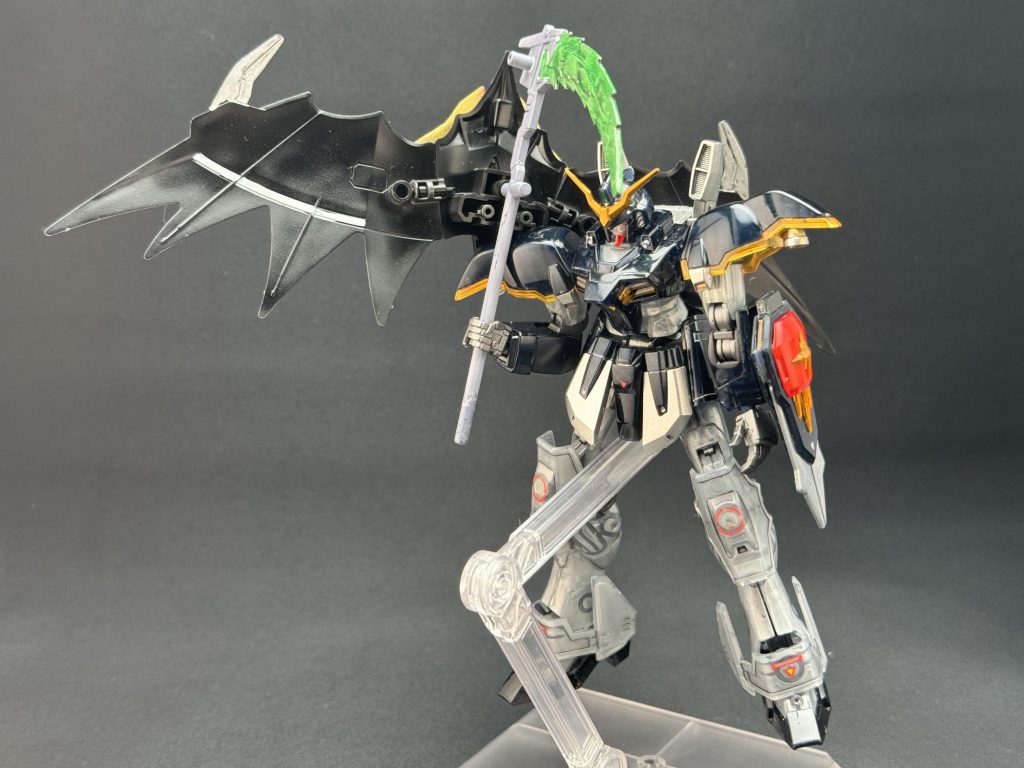 ビームシザース+アクティブクローク+アンテナ縦横に長く、重いのでポーズが決めづらい…翼と手首がポロポロ落ちる…持たせづらい🥲