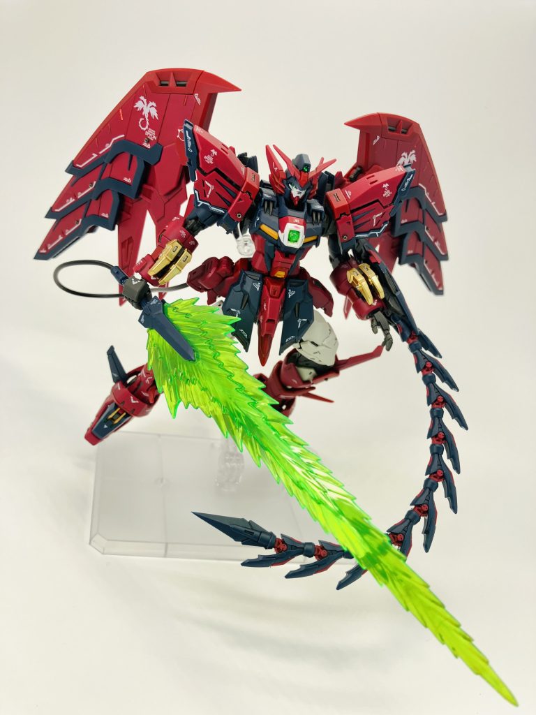 搭乗者のトレーズの美学に基づき銃火器を持たず、近接格闘に特化した武装をしっかり再現しています😆