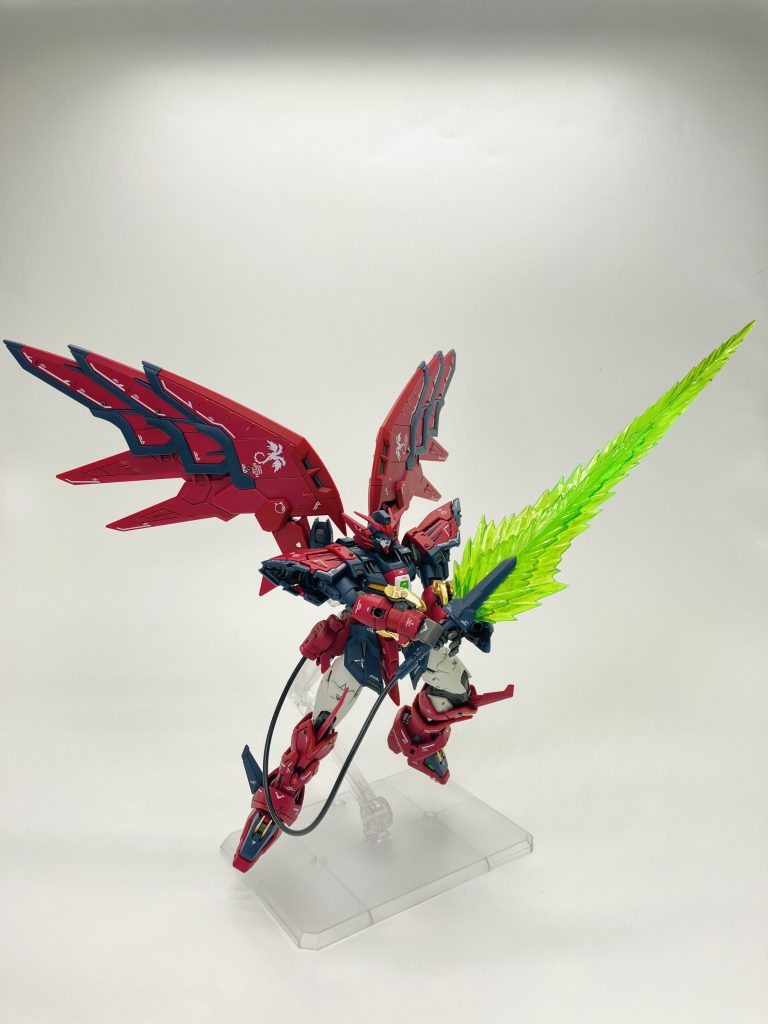 ウイングが特長的でリアルグレードでもギミック搭載で見応え&作り応えがあります🤩ですが、おかげで後ろ重心でポーズによっては自立が困難に😑