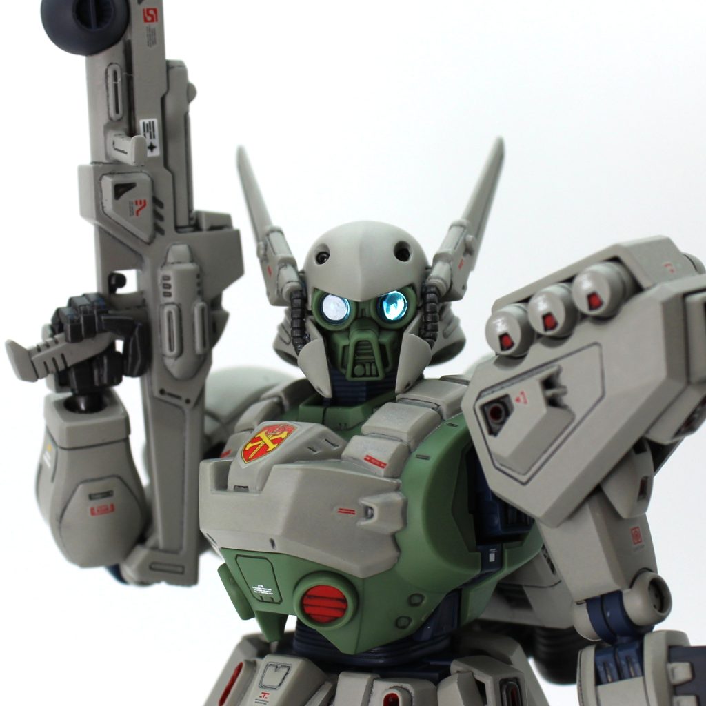 デナン・ゲーは登場頻度もさることながら、劇中でバシッとしたキメ絵が多く、F91を見る度に立体物が欲しくなっていたので、今回のキット化は非常に嬉しいです。私は小学校低学年の頃、スーパーファミコンの「SDガンダムX」というゲームでF91の機体群を知りました。ちょうどF91がガンダムの最新コンテンツだった頃に発売されたゲームですね。F91は当然最強機体として登場しますが、デナン・ゾンがコスパ最強、デナン・ゲーもクセが無くバランスが取れていて重宝したので大好きになりました。あとは旧キットの機体達は模型店やおもちゃ屋で何度も目にしたので自然と脳裏に焼き付きました。実際に買って作ったのはデナン・ゾン、ヘビーガン、Gキャノン、ガンタンクだったと記憶しています。現在は入手困難ですが、機会があればまたデナン・ゾンを組んで、このゲーの横に並べたいところです。最後までご覧いただきありがとうございました。