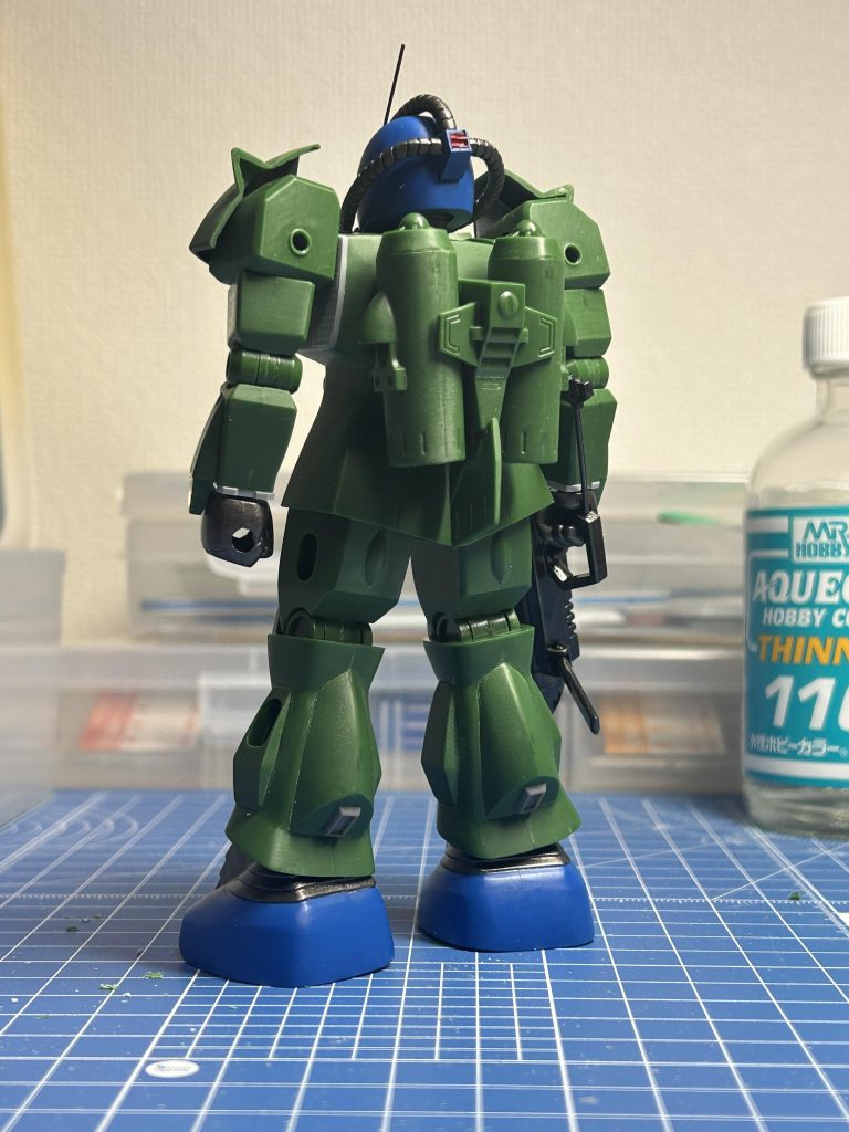 スネの裏側にはダクトを足しました。1/144とはいえ筆での全塗装は初めてで疲れました。合わせ目消すのは苦行過ぎるので、プラ板とデカールで誤魔化す派ですw