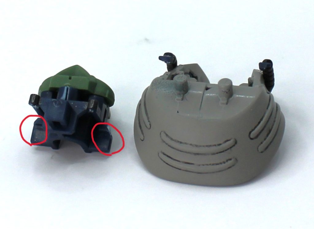 合わせ目は後頭部とビームライフルの一部くらいなもので、他は段落ちモールド等が入っています。後頭部はフェイス部を挟み込む構造なので合わせ目が出ますが、写真の赤丸部の嵌合部をちょこっとカットすれば後ハメ可できますので、楽に接着合わせ目消し可能です。ビームライフルも銃身と丸いタンク部が別パーツで挟み込みですが、単純に挟み込み部をカットすれば後ハメ化できました。足の甲は足裏側にスライドが飛び込む一体成型なので、合せ目こそ出ませんが目立つ位置にがっつりPLが出ますので処理は必要です。