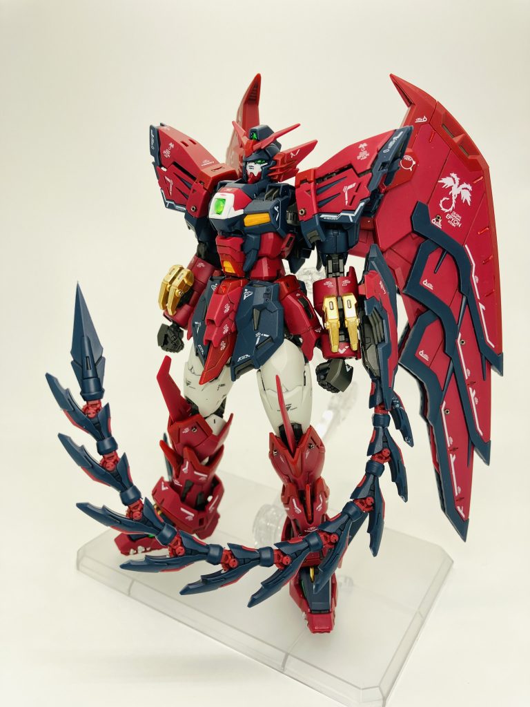 爪のパーツや双頭竜のツノは、ガンダムマーカーのイエローゴールドで塗装😉今回は機体のイメージに合わせてメタルパーツはブラックのツインパイプで😁