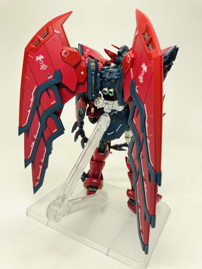 目立ちませんがバックパックのバーニアはメッキシルバーとルミナスメタグリーンで塗装🫡ウイングのアクセントの赤いリアリスティックデカールはレジン液を追加😘