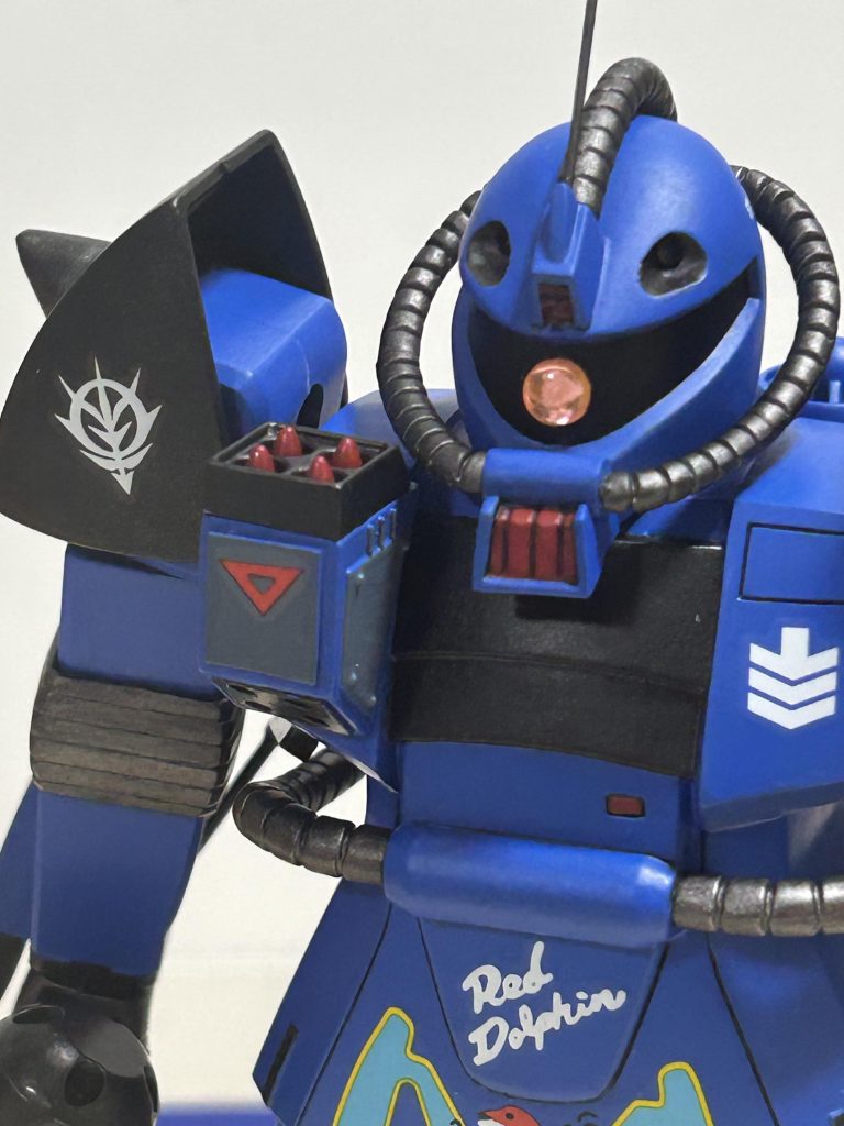 モノアイはHアイズに交換しました。肩のジオンマークもいい感じになりました。