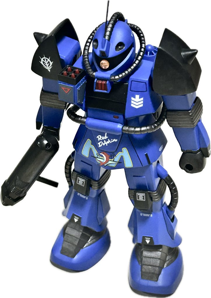 胸部のミサイルを赤く塗装したのが良いアクセントになりました。レッドドルフィン隊のデカールも上手く貼れました。