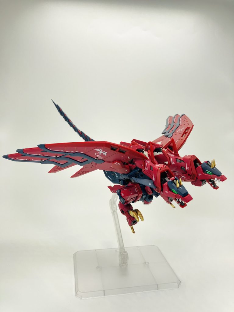 モビルアーマーにチェンジ🐲🐲爪や角はイエローゴールドが映えてて気に入ってますが、口の上下の牙のメッキシルバーはミス💦マスキングに失敗し剥がれた上にリタッチも上手くいかずグチャる😖