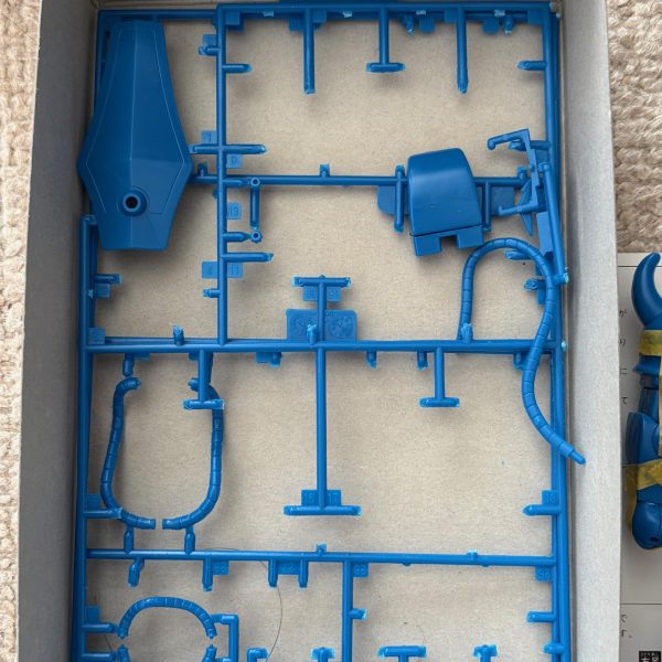 旧キットゴッグがひと段落したので、グフの製作をスタート。割とガッチリしていてそのままでもいい感じなのだが、ちょうどよくリバイブ版グフの予備の武器が余っているのでリバイブ版のヒートロッドやヒートサーベルも持たせられるようにしたい。（3枚目）