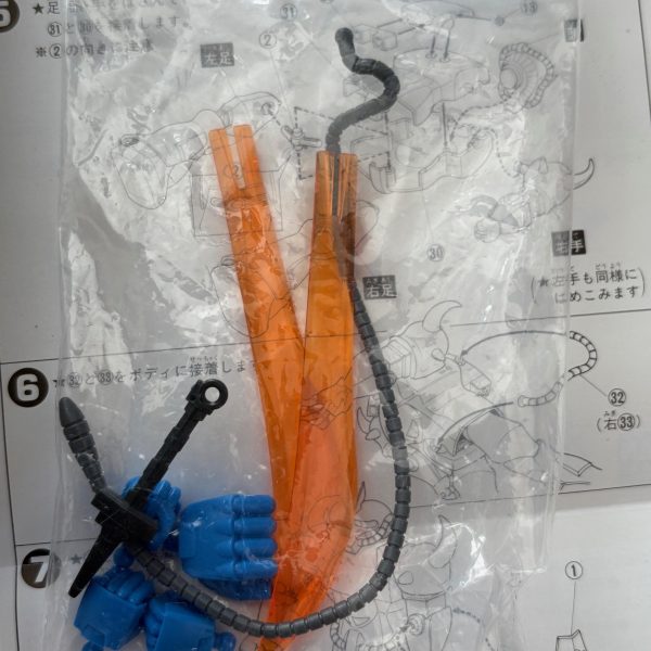 旧キットゴッグがひと段落したので、グフの製作をスタート。割とガッチリしていてそのままでもいい感じなのだが、ちょうどよくリバイブ版グフの予備の武器が余っているのでリバイブ版のヒートロッドやヒートサーベルも持たせられるようにしたい。（4枚目）