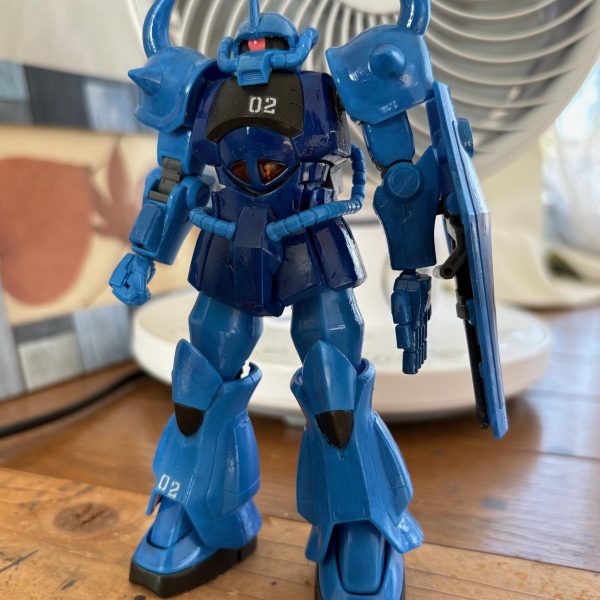 旧キットゴッグがひと段落したので、グフの製作をスタート。割とガッチリしていてそのままでもいい感じなのだが、ちょうどよくリバイブ版グフの予備の武器が余っているのでリバイブ版のヒートロッドやヒートサーベルも持たせられるようにしたい。（5枚目）