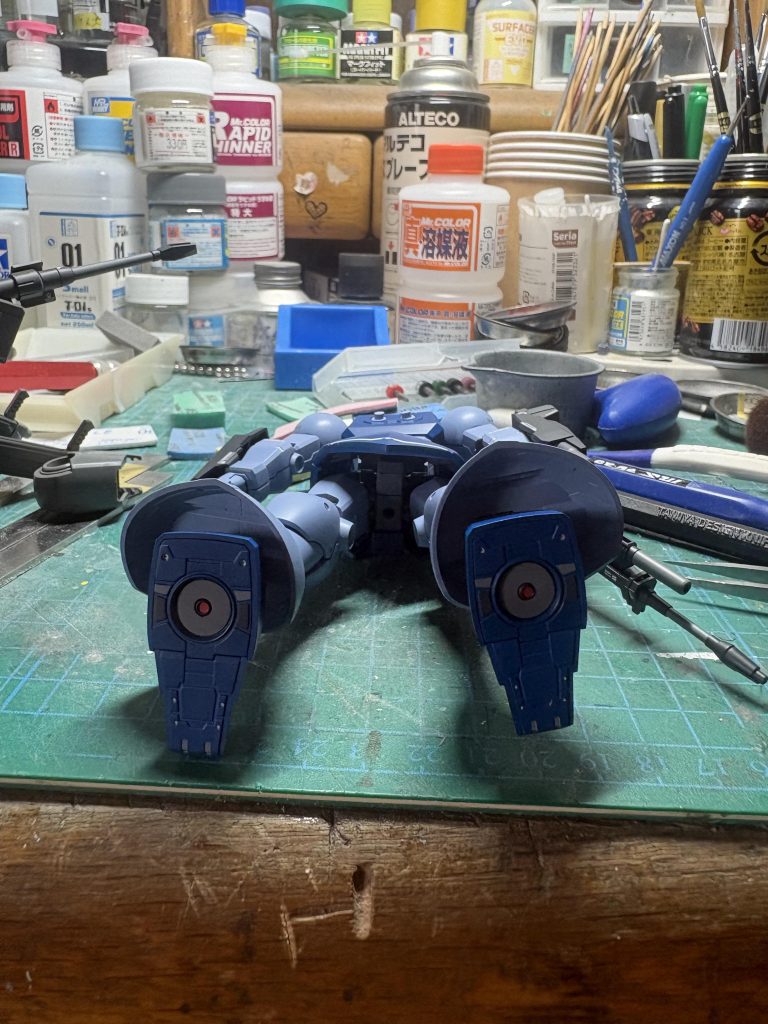 足裏も塗り分けを行いました丸い所のグレーで塗り分けた所はセンターにMSGのパーツを塗って埋め込みしてます