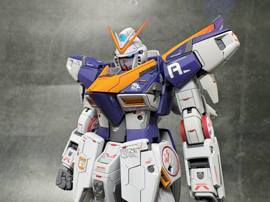 上半身はスジボリ、プラ板にて面構成変更、ディテールアップパーツを使用してディテールアップしてます。肩上げたのでいかり肩が映える見栄えに。