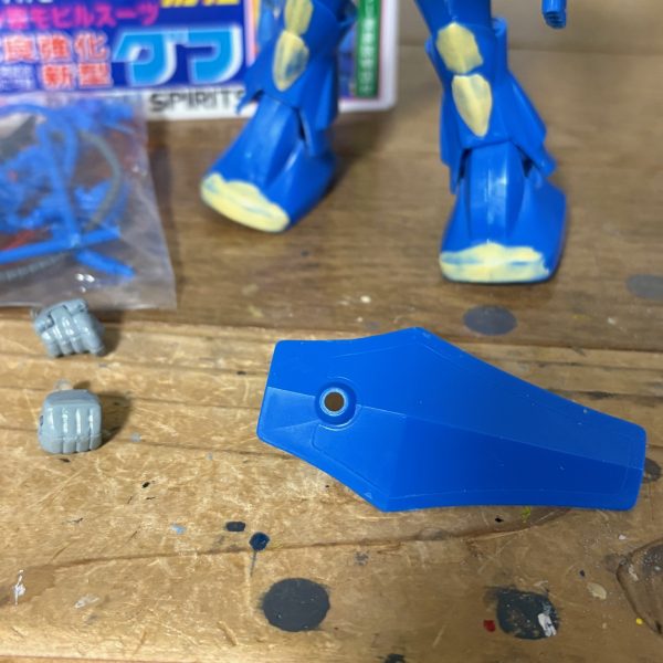 前回のゴッグがギミック重視だったのに対し、今回はいつもの可動重視に改造した。棒立ちのままも良いのだが、脚部のプロポーションが少し気になったので微調整しつつ、各関節はボールジョイントにて動くようにした。左腕にはシールド🛡️を付けられるジョイントを設けてある。ハンドパーツは旧ザクと共有できるようにする予定。ノーマルグフはリバイブ版でやったので、色を塗るとしたら、初期型グフみたいにグレーのカラーリングにするかな(zaku-kao5)（2枚目）