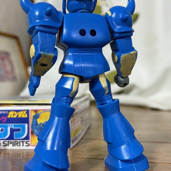 前回のゴッグがギミック重視だったのに対し、今回はいつもの可動重視に改造した。棒立ちのままも良いのだが、脚部のプロポーションが少し気になったので微調整しつつ、各関節はボールジョイントにて動くようにした。左腕にはシールド🛡️を付けられるジョイントを設けてある。ハンドパーツは旧ザクと共有できるようにする予定。ノーマルグフはリバイブ版でやったので、色を塗るとしたら、初期型グフみたいにグレーのカラーリングにするかな(zaku-kao5)（3枚目）