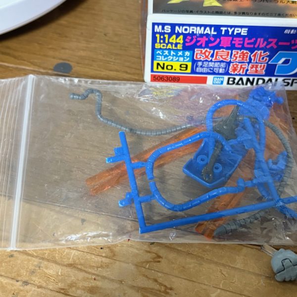 前回のゴッグがギミック重視だったのに対し、今回はいつもの可動重視に改造した。棒立ちのままも良いのだが、脚部のプロポーションが少し気になったので微調整しつつ、各関節はボールジョイントにて動くようにした。左腕にはシールド🛡️を付けられるジョイントを設けてある。ハンドパーツは旧ザクと共有できるようにする予定。ノーマルグフはリバイブ版でやったので、色を塗るとしたら、初期型グフみたいにグレーのカラーリングにするかな(zaku-kao5)（4枚目）