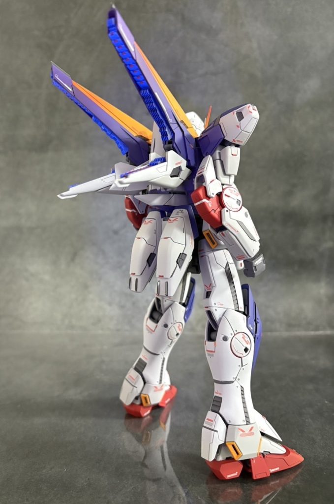 ミノフスキードライブは光の翼を考えておりましたが内側ディテールアップに変更。プラ板、しいたけモールド、レッドチップにて構成変更。蛍光クリアで塗装したためブラックライトで発光します。ミノフスキードライブ装甲部はグラデーション塗装で表現を変更  