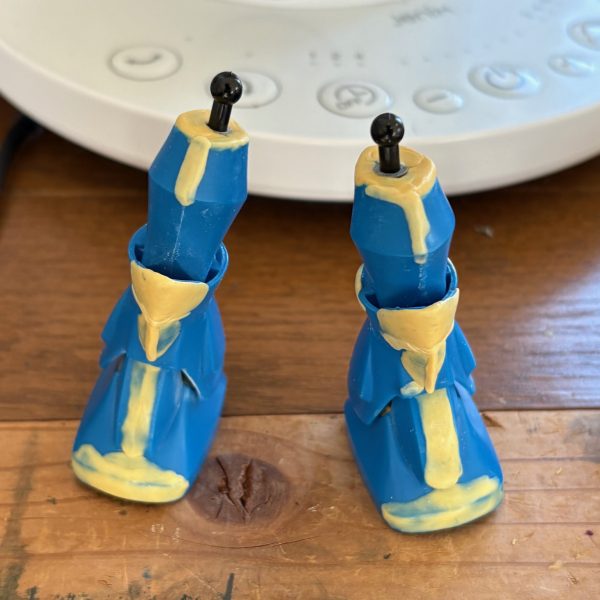 今日も旧キットのグフを絶賛パテ盛り中。ノーマルグフをグフ先行量産型（ジオニックフロントでおなじみの機体。初期量産型ともいうらしい）に改造する事にした。設定資料を参考にコクピットやひざの形状を変更し、全身を青からグレーに変更。いちおうハンドパーツは交換できるので、以前作った旧ザクとも共有が可能(zaku-kao2)ちなみに左手のフィンガーバルカンはリューターで穴をあけてあるが、先行量産型には付かない装備なのでオマケパーツになる💦少しずつだが、完成が見えてきた(iori_sei)（2枚目）