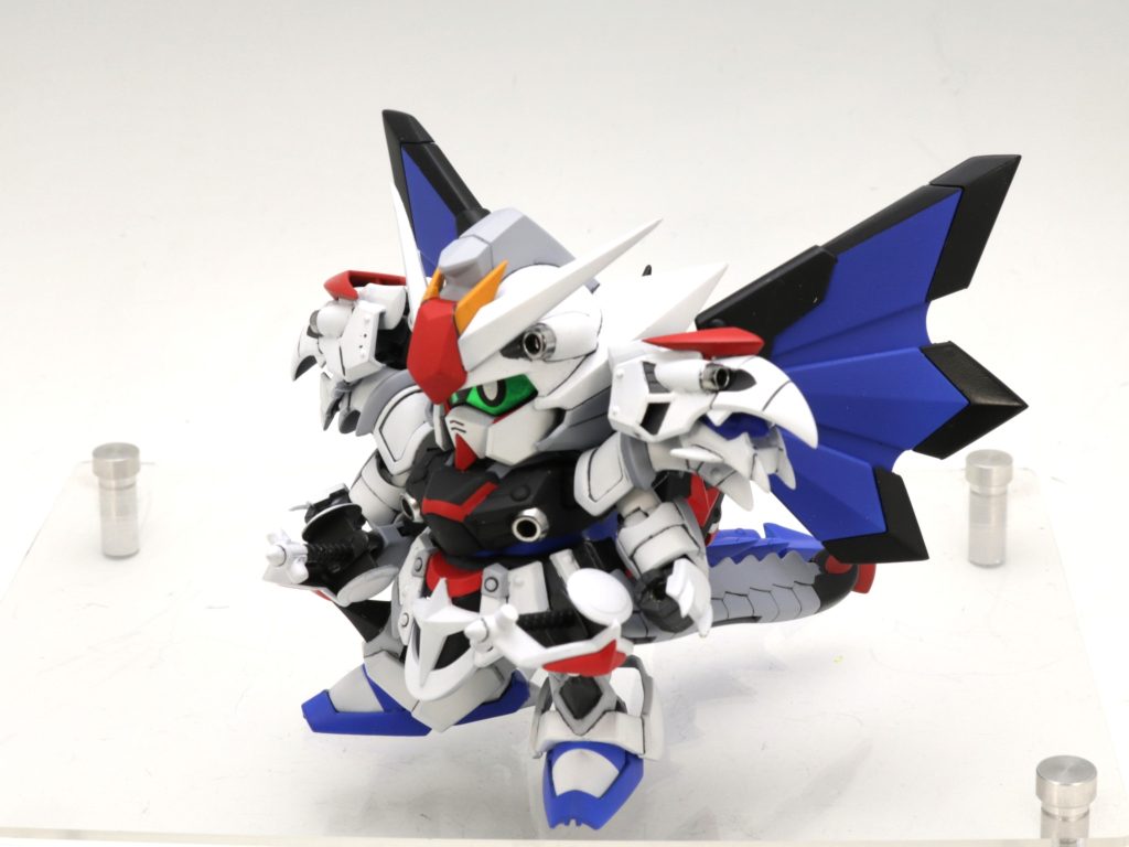 シールドを持たないこのスタイルも好きです。スペリオルドラゴンはカードダス全勢の世代の人は大体好きだと思いますが、私も大好きなので、自分で仕上げるなら自分の思う金ぴかのスペリオルドラゴンがいいなと思っていましたが、LEGEND BBのキットを素組したら出来が良すぎてもうこれでいいじゃないかとなってしまいました。それだと面白くないので思い切って色替えをしてみました。羽生えてるしフリーダムのカラー行けるじゃねかと、安易にやってみましたが、元々こうだったんじゃないか、というぐらいハマってしまい、本人もびっくりしてます。