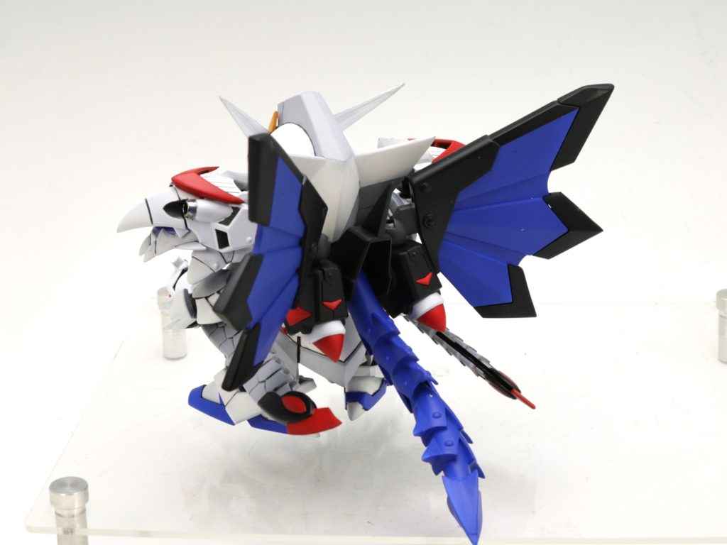 キット自体はメッキを落とす溶剤につけて完全に落としきってから色を塗りなおしました。そこからは基本的にはエッジのだるくなっているところをトゲトゲ化したぐらいで、SD特有の肉抜きも手ぐらいだったので、とても良いキットでした。