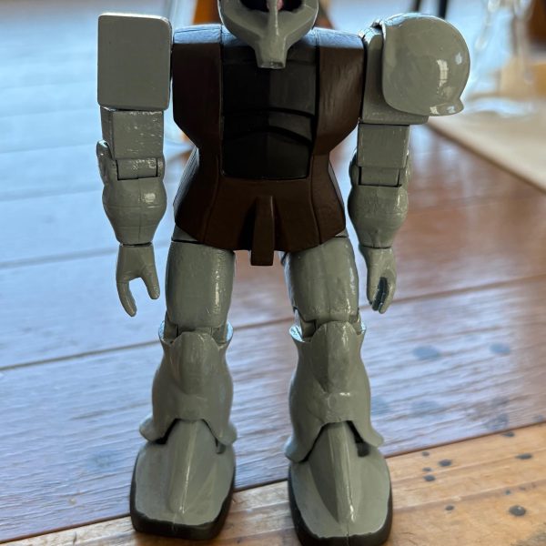 今日も旧キットのグフを絶賛パテ盛り中。ノーマルグフをグフ先行量産型（ジオニックフロントでおなじみの機体。初期量産型ともいうらしい）に改造する事にした。設定資料を参考にコクピットやひざの形状を変更し、全身を青からグレーに変更。いちおうハンドパーツは交換できるので、以前作った旧ザクとも共有が可能(zaku-kao2)ちなみに左手のフィンガーバルカンはリューターで穴をあけてあるが、先行量産型には付かない装備なのでオマケパーツになる💦少しずつだが、完成が見えてきた(iori_sei)（5枚目）