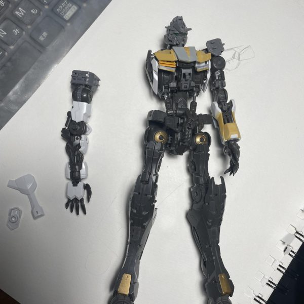 鉄血のオルフェンズ10周年と言うことで、引き出しの奥から引っ張り出してきた、装甲オリジナルガンダムフレームを本腰入れてやっていきたいと思います。四年前とは違い、デジタルモデリングもできるようになったので適材適所でやっています。とりあえず腕部装甲からやっているのですが、フレームにぴったりハマるように作らないといけない都合上、装甲だけでなくフレームも作っているのでめちゃくちゃ時間かかってます💦絶対パテ盛って削って形状出したほうが絶対早い笑（2枚目）