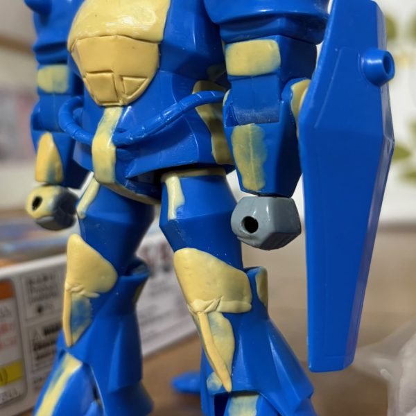 グフのパテ盛りがあらかた終わったので後は塗装するだけ。（2枚目）