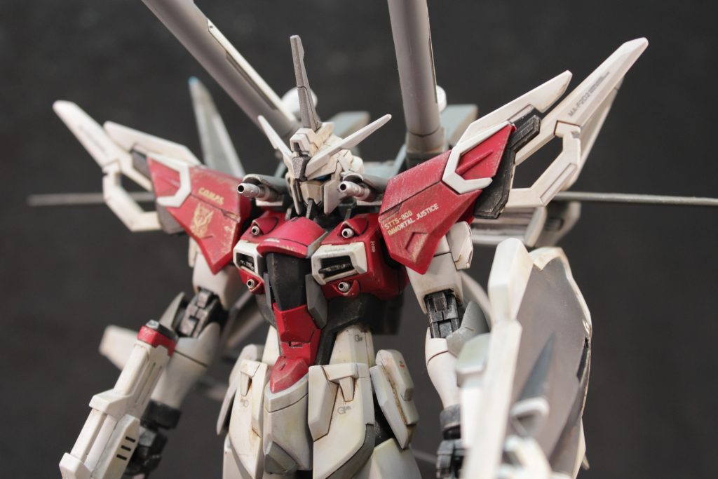 本体はそれほど大きく改造していませんが,ヴィーセルナーゲルビームブーメランを肩に取り付けるように変更しました。小さなネオジム磁石でくっつけるだけの簡単改造でお勧めです。あと胸部のネコミミみたいな突起は意味不明だったので,胸部バルカンにしてしまいました。