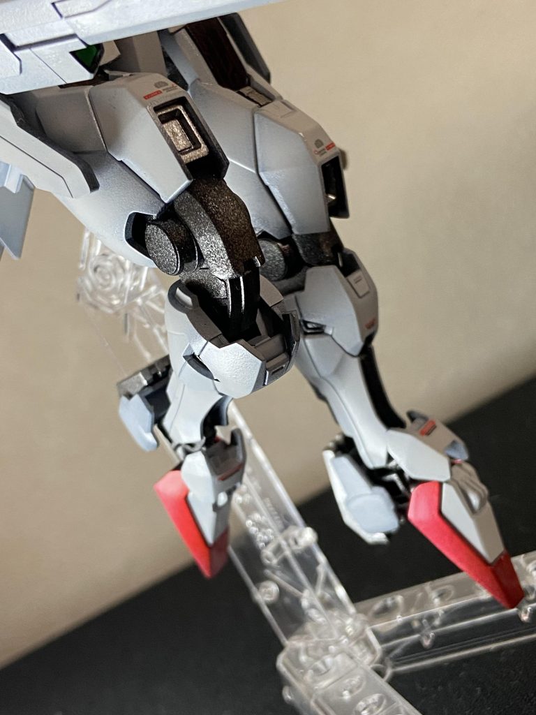 モビルスーツらしさも出したかったので、いつものように関節周りなどに金属色をあしらい、赤い部分は黒立ち上げからのスターブライトシルバーの上からGXクリアルージュをキャンディ塗装🍭ルージュだけに、女性らしさを演出しました💃✨