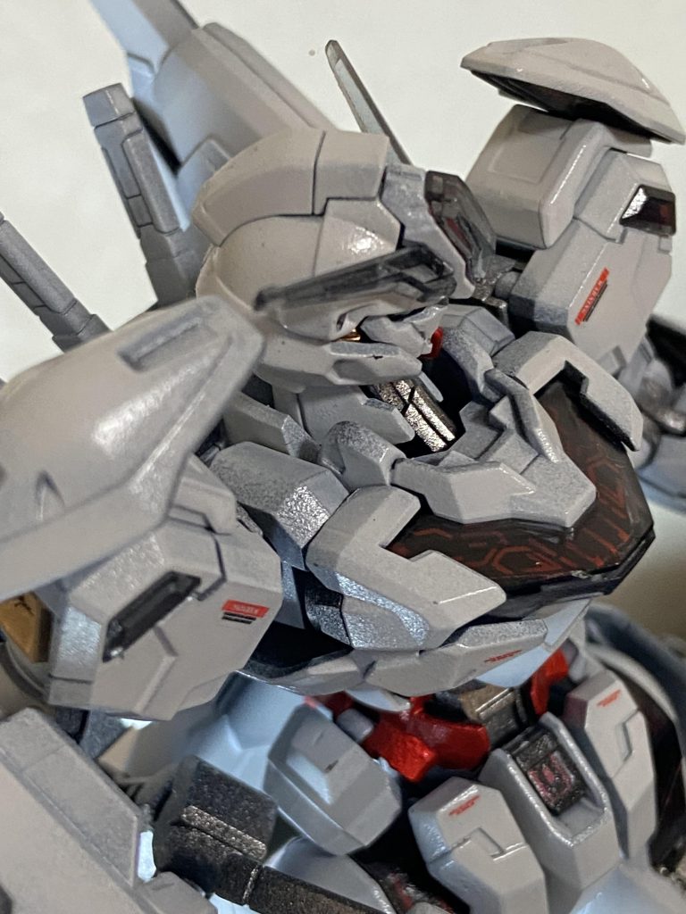 メインの白はなかなか決まらず、黒サフからエアリアルホワイトを塗ったのですが、イメージとちがったので、珍しく色んな白を重ねたり混ぜたりしました😅仕上げにパールかけてますね✨