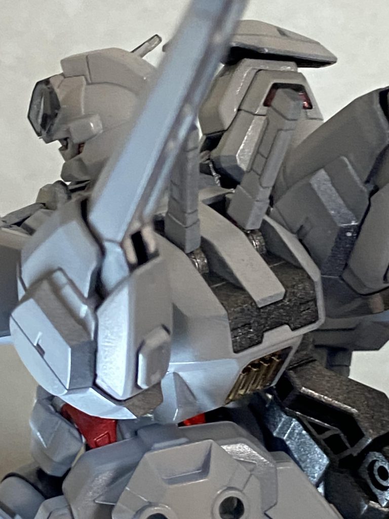 バックショットです📷✨宇宙世紀の機体じゃないから、デカールも少なめに、シンプルにしました。白が際立ちますね🤍