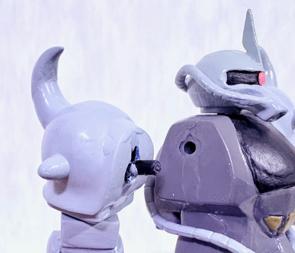 グフは「いかり肩」なので、ボールジョイントを使って肩の位置を微調整した。