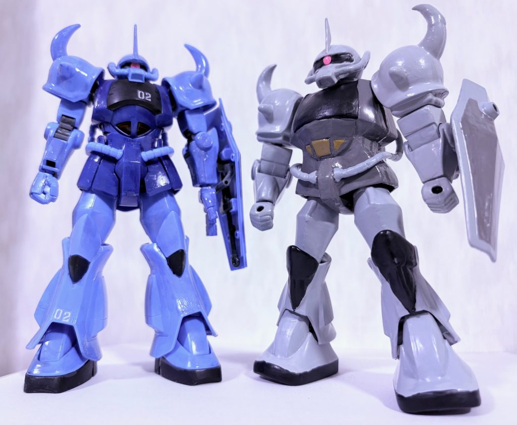 両雄並び立つ、の図。こうして並べると青いノーマルグフとシックな色合いの先行量産型の両方ともカッコよく見える。次はどんな旧キットを改造してみようかな~?次回もお楽しみに(gandam-hand1)