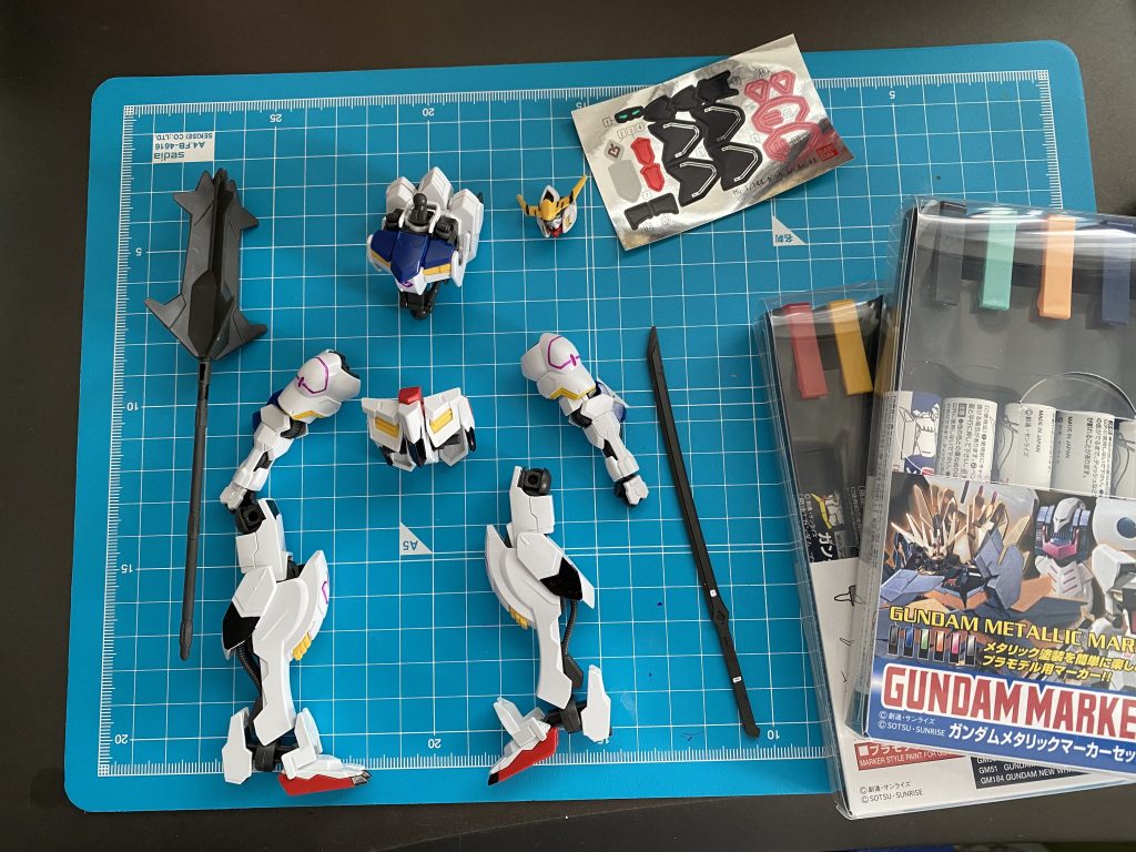 今回は、自分から自分への課題として、付属のシールを一切使用せず、ガンダムマーカーのみで墨入れ、塗装に挑戦(gandam-hand1)(gundam-kao6)ちょっと、顔パーツが細かくて色つけるのに苦戦しましたがなんとか完了しました(gund