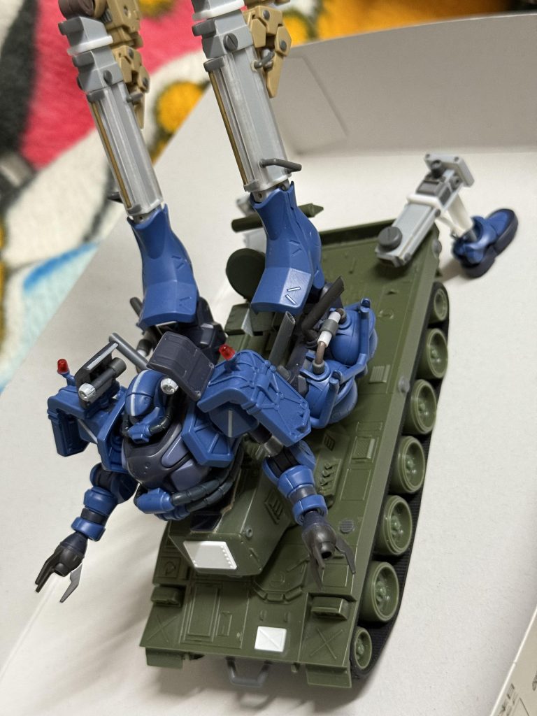 塗装前が大体こんな感じです。縦方向に伸びて走ったら横転しそうなので、後から思えば戦車部分は1/48でなく1/35のにすれば良かったかなーと。でも、もし戦車プラモに手を出すならば最初に作ってみたかったのが某文化教材社のリモコンで走らせられるやつだったんですよね…。なのでゆくゆくは走る様にもしたいので、履帯は塗装せずゴム感丸出しのままにしてあります。